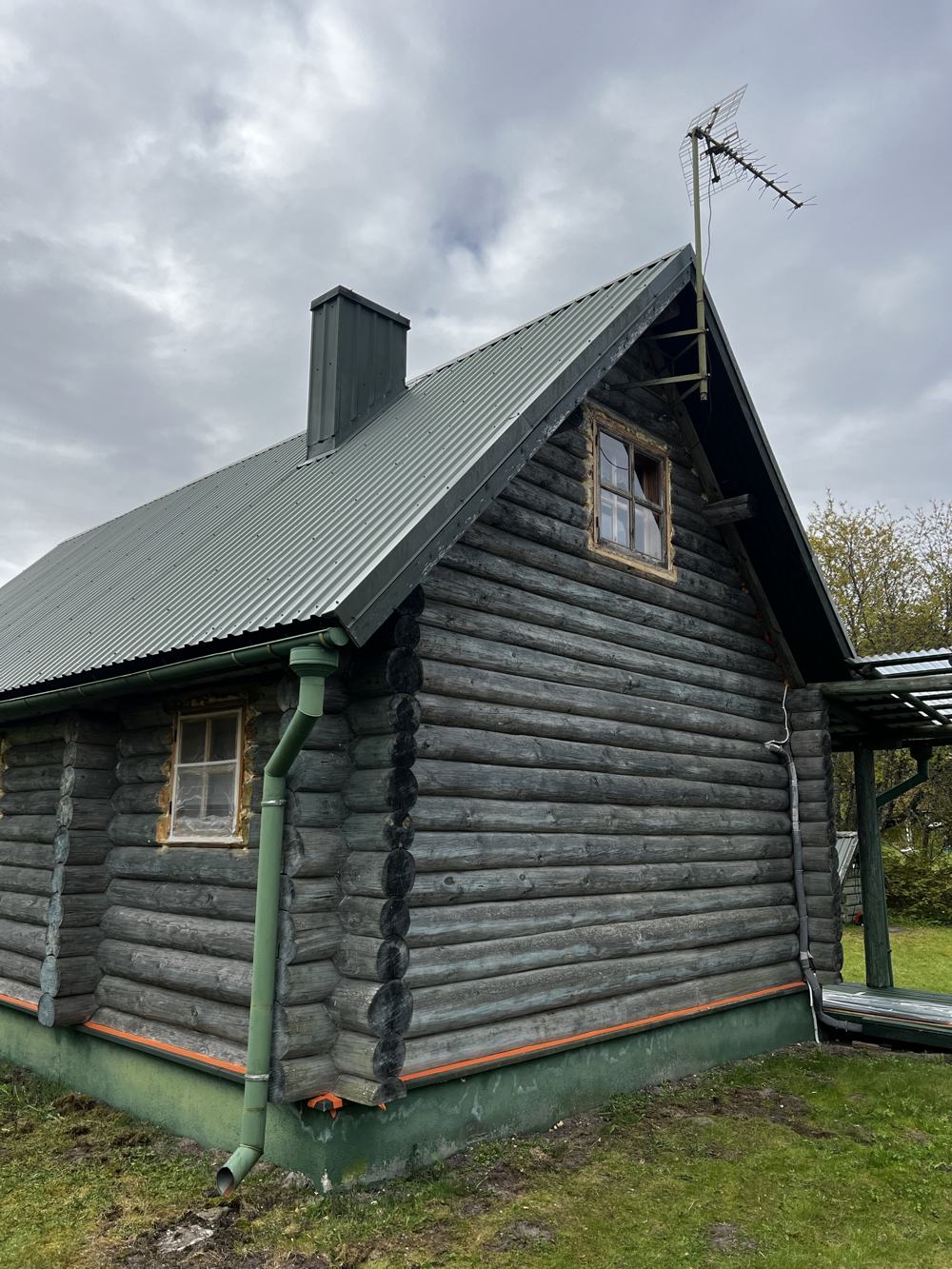 Palkmaja sein enne ja pärast puhastust (enne)