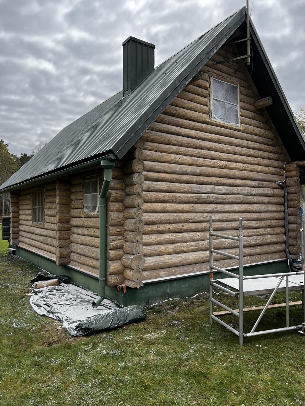 Palkmaja sein enne ja pärast puhastust (pärast)
