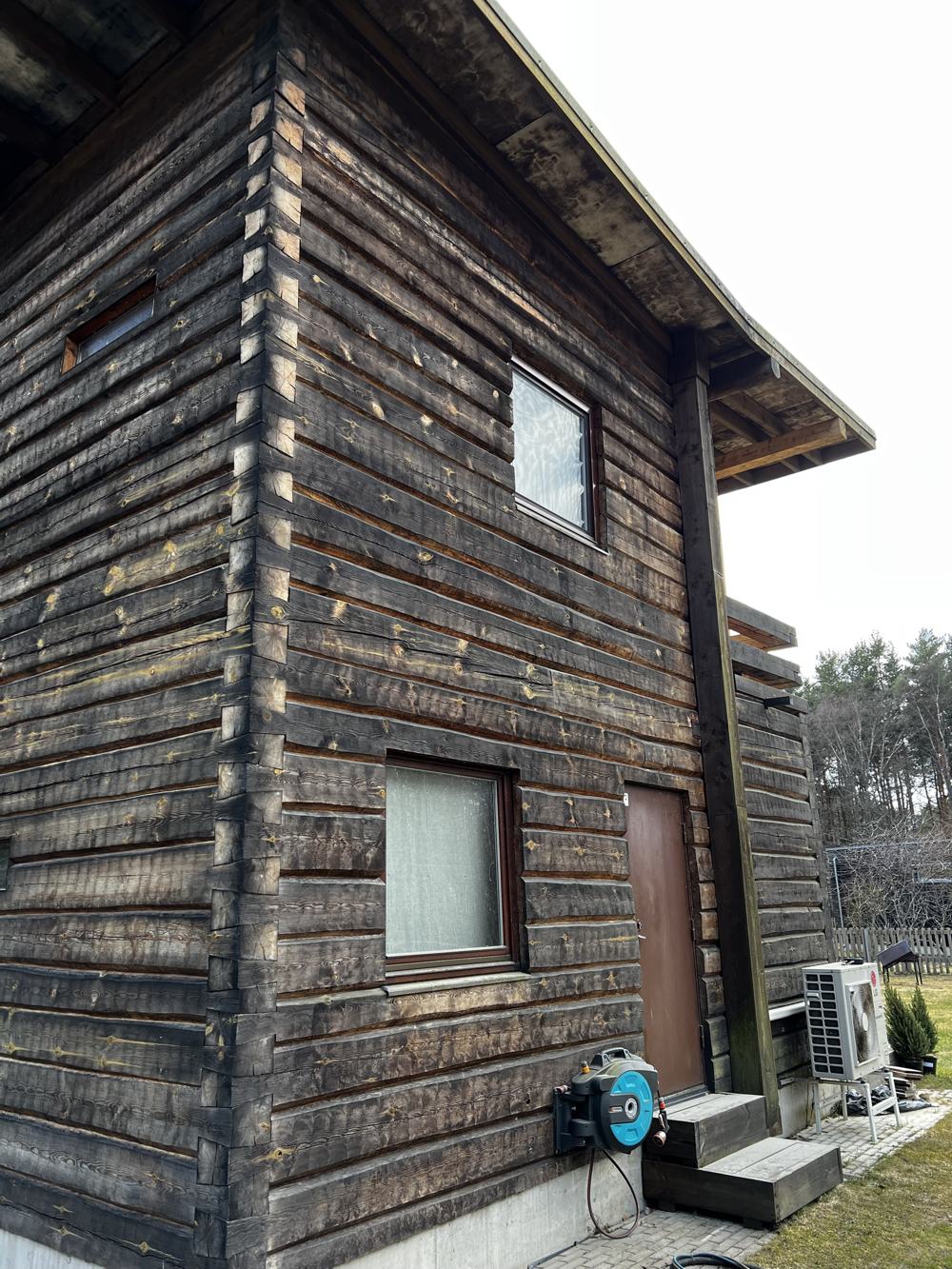 Palkmaja sein enne ja pärast puhastust (enne)